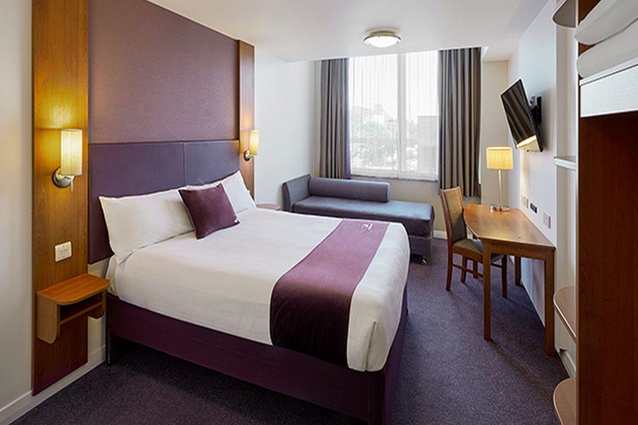 Premier Inn Chippenham Exterior foto