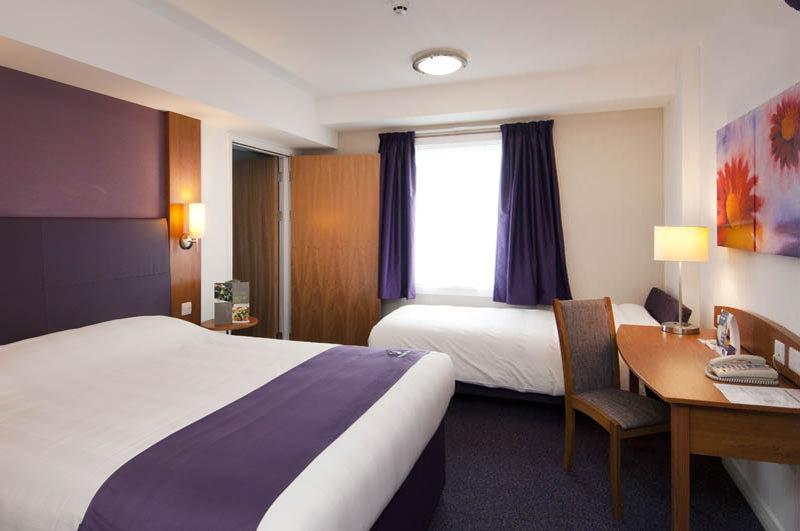 Premier Inn Chippenham Exterior foto